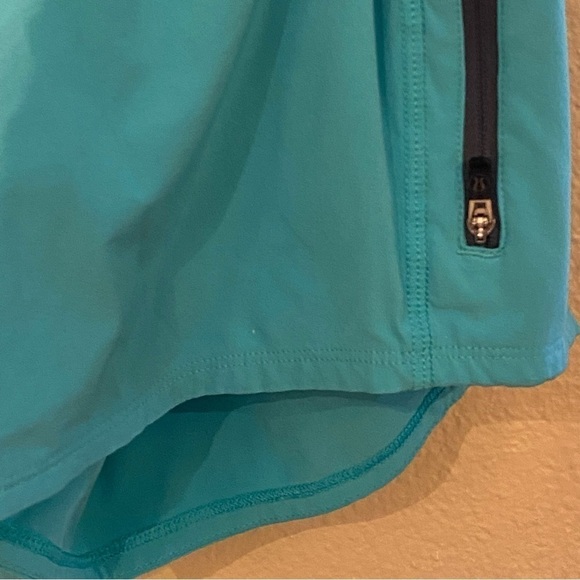 LULULEMON Women Turquoise Wet Dry Warm Athletic Shorts Size 4 - Picture 6 of 7